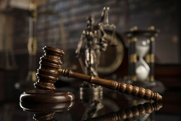 Понятие Закона Молоток Судьи Статуя Правосудия Весы Юридические Книги Библиотека — стоковое фото