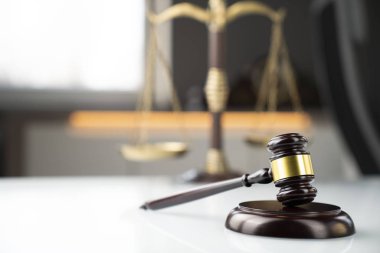 Hukuk kavramı arka plan. Yargıç ve adalet beyaz masaya ölçeğini tokmak.