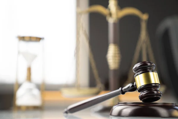 法律概念の背景 裁判官と白いテーブルの上の正義のスケールの小槌 — ストック写真