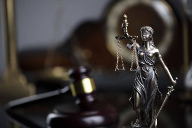Hukuk kavramı arka plan. Yargıç Gavel, Themis heykeli ve gri arka planda saat.