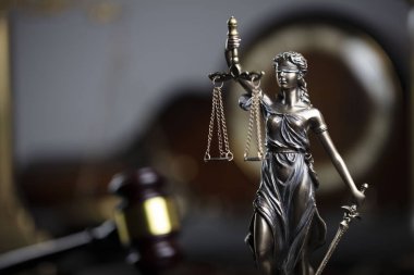 Hukuk kavramı arka plan. Yargıç Gavel, Themis heykeli ve gri arka planda saat.