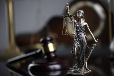 Hukuk kavramı arka plan. Yargıç Gavel, Themis heykeli ve gri arka planda saat.