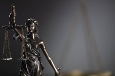 Hukuk kavramı arka plan. Themis heykeli ve gri arka planda ölçek.