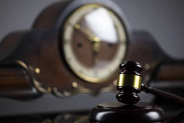 法律概念の背景 灰色の背景に裁判官の小槌 — ストック写真