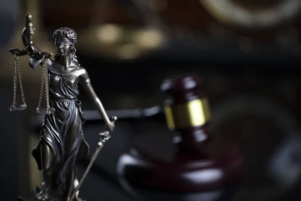 Концепция Закона Молоток Судьи Статуя Фемиды Часы Сером Фоне — стоковое фото
