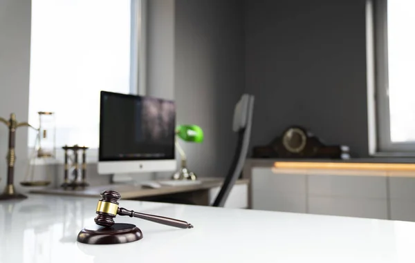 Lawyers Office Gavel Computer White Table — Stock Photo, Image