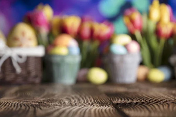 Pasen Achtergrond Rustieke Houten Tafel Tulpen Lentebloemen Paaseieren Blauwe Bokeh — Stockfoto