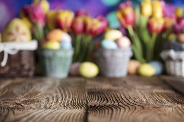 Tło Wielkanoc Ozdoby Wielkanocne Rustykalne Drewniany Stół Koszyk Wielkanocny Jaj — Zdjęcie stockowe