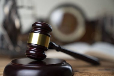 Hukuk kavramı. Ruslar ahşap masa üzerinde Yargıçlar tokmak.