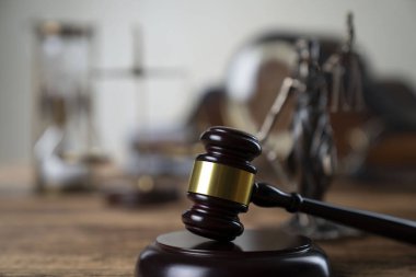 Hukuk kavramı. Ruslar ahşap masa üzerinde Yargıçlar tokmak.