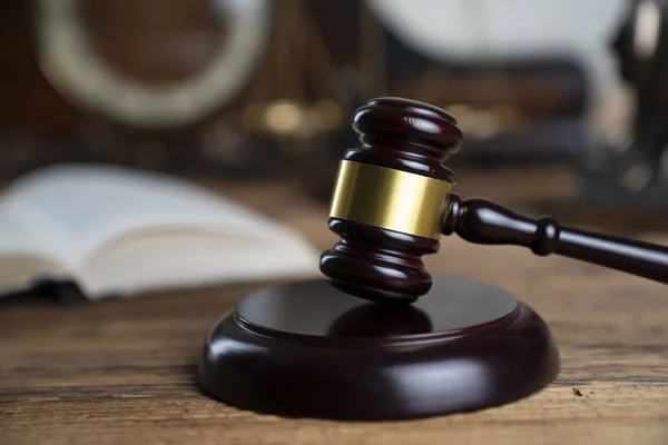 Právní Koncepce Soudci Gavelem Rustikálním Dřevěném Stole — Stock fotografie
