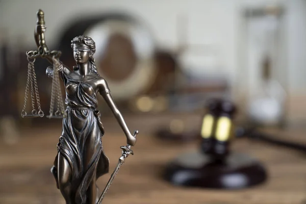 法律符号 Themis 和法官在质朴的木桌上的摆布 — 图库照片
