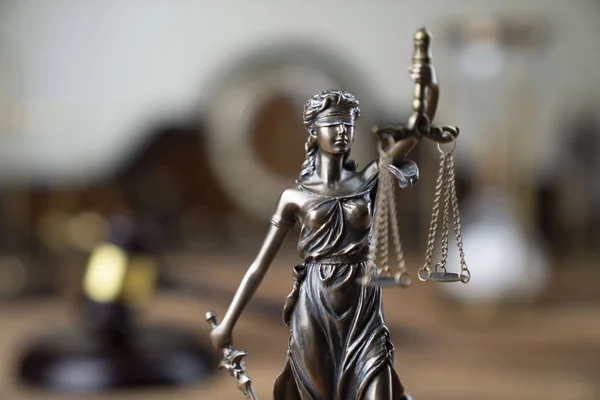 法律符号 Themis 和法官在质朴的木桌上的摆布 — 图库照片