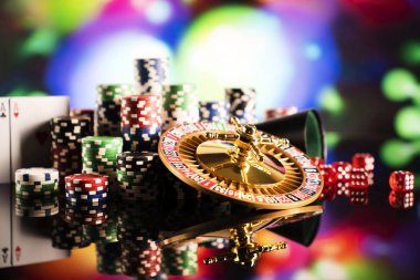 Kumar teması. Color bokeh arka planda Rulet tekerlek ve poker fişleri.