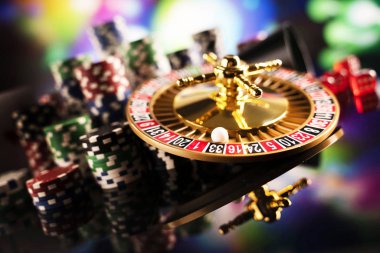 Kumar teması. Color bokeh arka planda Rulet tekerlek ve poker fişleri.