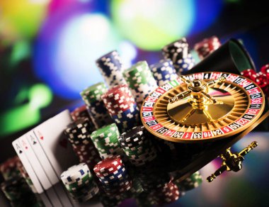 Kumar teması. Color bokeh arka planda Rulet tekerlek ve poker fişleri.