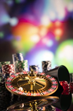Tema kumar. Zar, renk bokeh arka plan üzerinde tekerlek ve poker fişleri rulet.