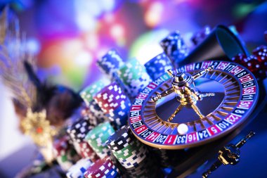 Kumar teması. Color bokeh arka planda Rulet tekerlek ve poker fişleri.