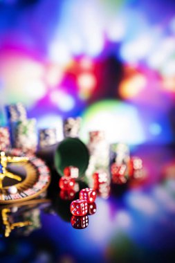 Tema kumar. Zar, renk bokeh arka plan üzerinde tekerlek ve poker fişleri rulet.