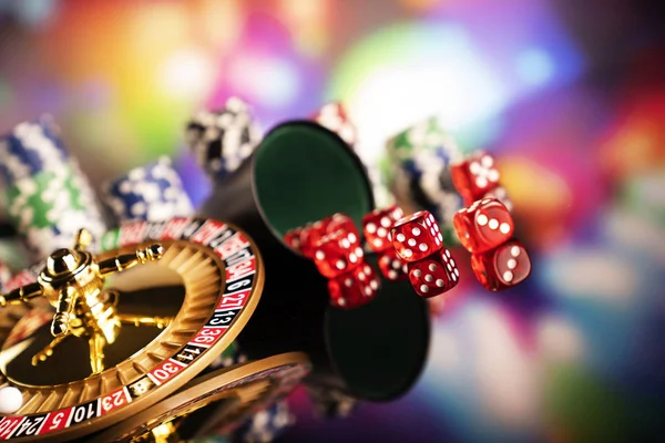 Szerencsejáték Téma Dobókocka Rulett Kerék Póker Zseton Színű Bokeh Háttér — Stock Fotó