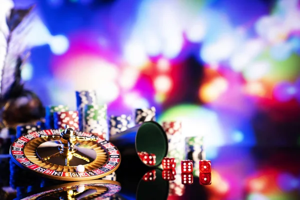 Gambling Tema Tärna Roulette Hjulet Och Poker Chips Bokeh Färgbakgrund — Stockfoto