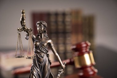 Hukuk kavramı arka plan. Hakimin tokadı, Themis heykeli ve yasal kitaplar ve gri arka plan daki saat glaları.