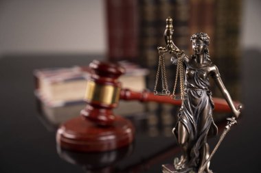 Hukuk kavramı arka plan. Hakimin tokadı, Themis heykeli ve yasal kitaplar ve gri arka plan daki saat glaları.