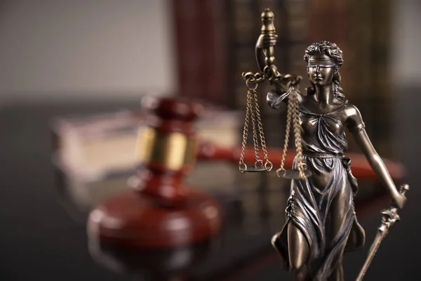Концепция Закона Молоток Судьи Статуя Фемиды Юридические Книги Часы Сером — стоковое фото