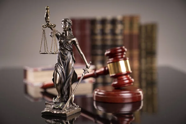 Law Concept Background Gavel Judge Statue Themis Legal Books Hourglas — Stock Photo, Image