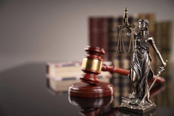 Концепция Закона Молоток Судьи Статуя Фемиды Юридические Книги Часы Сером — стоковое фото