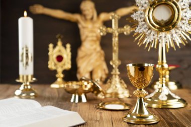 Ahşap sunak üzerinde Cross, monstrance, altın çatal ve Incil.