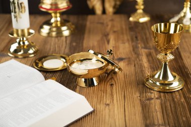 Ahşap sunak üzerinde Cross, monstrance, altın çatal ve Incil.