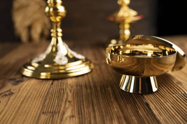 Ahşap sunak üzerinde Cross, monstrance, altın çatal ve Incil.