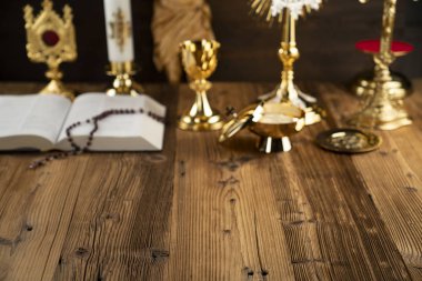 Ahşap sunak üzerinde Cross, monstrance, altın çatal ve Incil.
