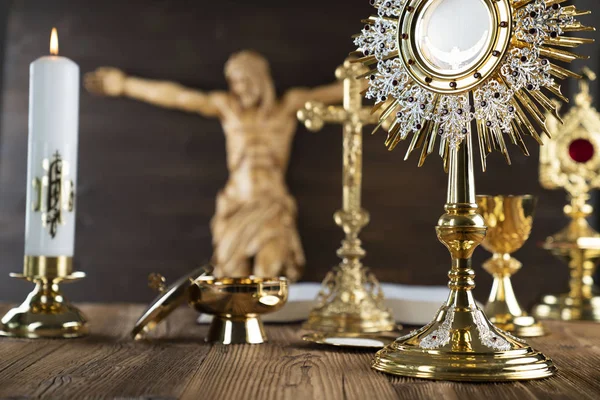 Kříž Monstrance Zlatý Kalice Bible Dřevěném Oltáři — Stock fotografie