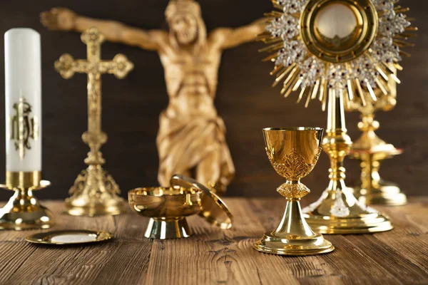 Kříž Monstrance Zlatý Kalice Bible Dřevěném Oltáři — Stock fotografie