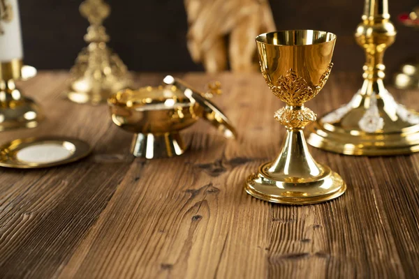 Korset Monstrance Golden Chalice Och Bibeln Träaltaret — Stockfoto