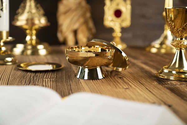 木製の祭壇の十字架 修道院 黄金の聖杯と聖書 — ストック写真