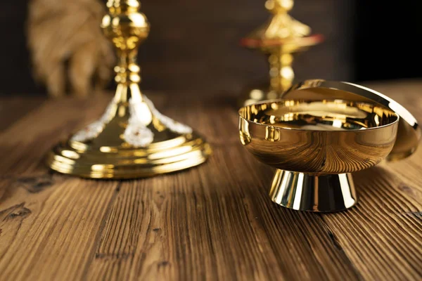 Kříž Monstrance Zlatý Kalice Bible Dřevěném Oltáři — Stock fotografie