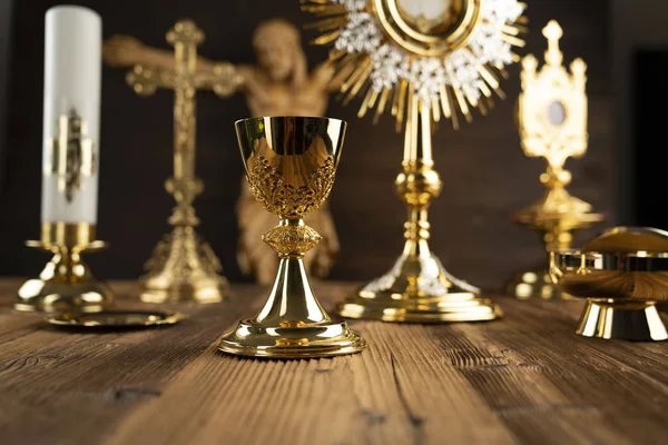 木製の祭壇の十字架 修道院 黄金の聖杯と聖書 — ストック写真