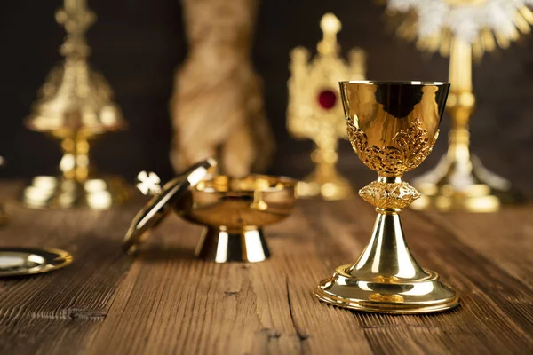 Kreuz Monstranz Goldener Kelch Und Bibel Auf Dem Hölzernen Altar — Stockfoto
