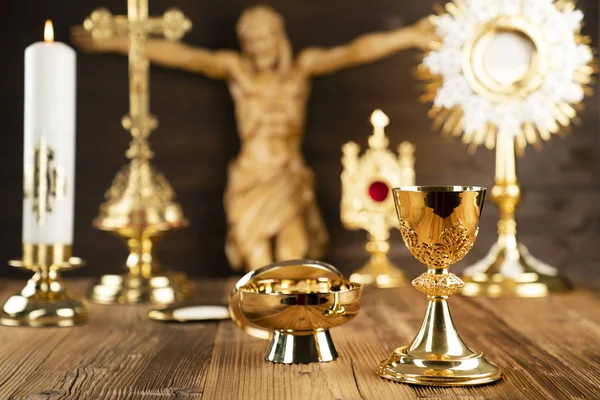 Croce Ostensorio Calice Oro Bibbia Sull Altare Legno — Foto Stock