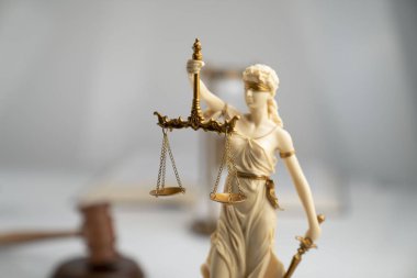 Gavel ve Themis-beyaz arka planda adalet heykeli.