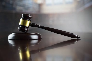 Hukuk, müzayede ve iş konsepti. Gavel avukat kütüphanesinde.