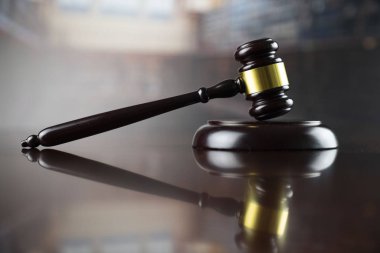 Hukuk, müzayede ve iş konsepti. Gavel avukat kütüphanesinde.