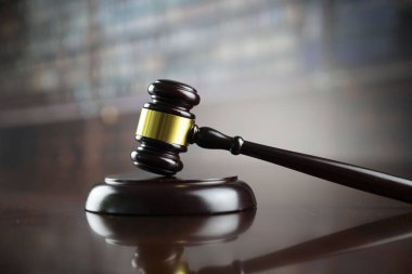 Hukuk, müzayede ve iş konsepti. Gavel avukat kütüphanesinde.