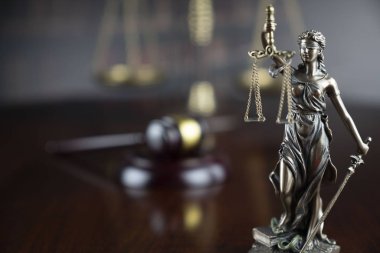 Adalet kavramı. Themis heykeli, hakimin tokması ve gri arka plan üzerinde adalet ölçeği.