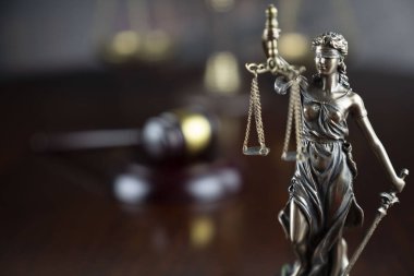 Adalet kavramı. Themis heykeli, hakimin tokması ve gri arka plan üzerinde adalet ölçeği.