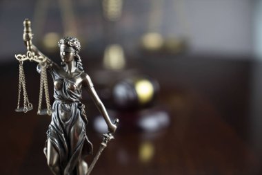 Adalet kavramı. Themis heykeli, hakimin tokması ve gri arka plan üzerinde adalet ölçeği.