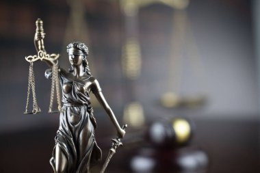 Adalet kavramı. Themis heykeli, hakimin tokması ve gri arka plan üzerinde adalet ölçeği.